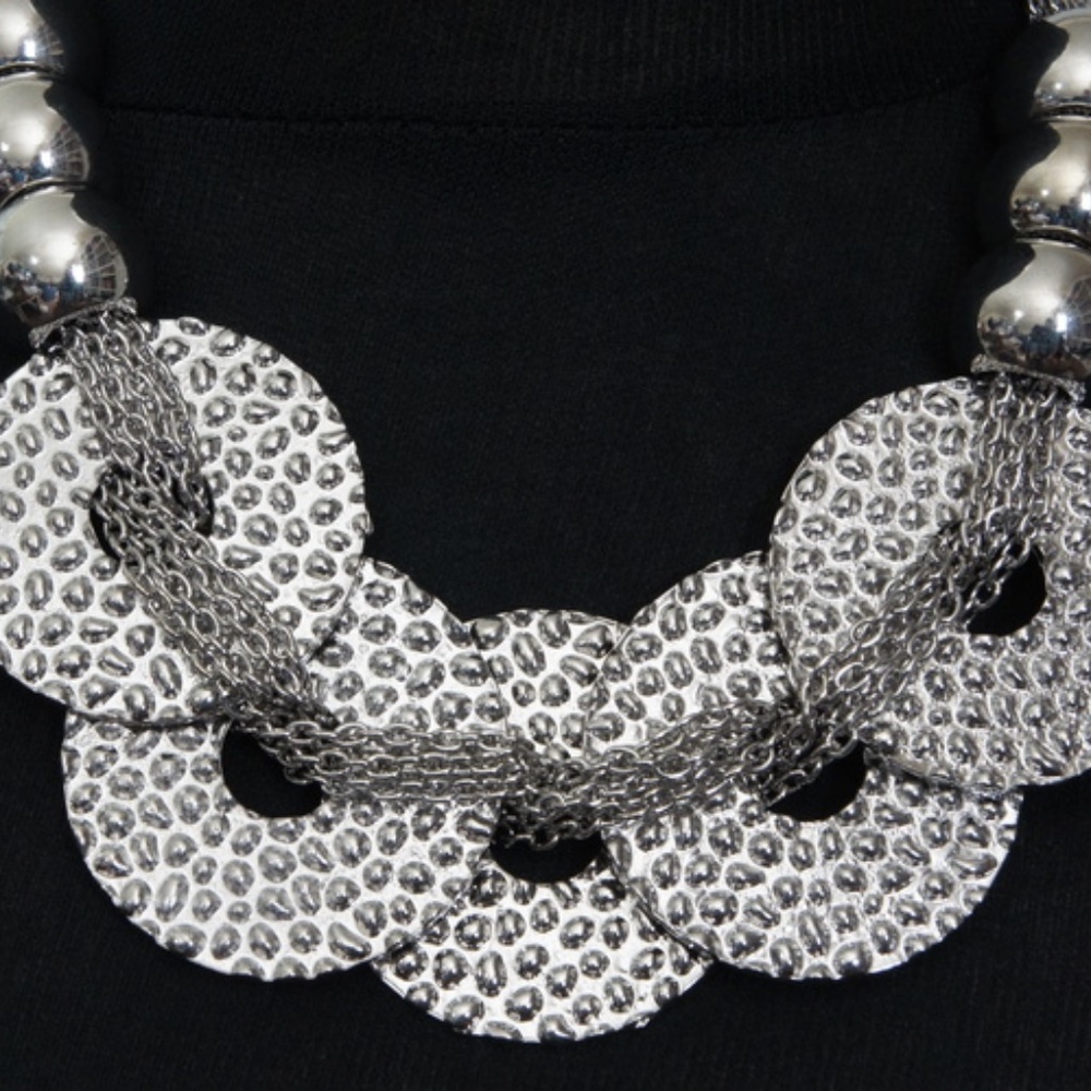 NWT Silvertone Hammered Metal Statement Necklace
